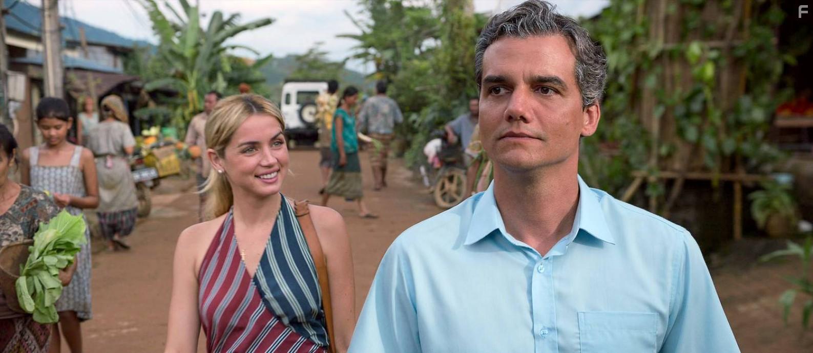 Wagner Moura and Ana de Armas in Sergio (2020)