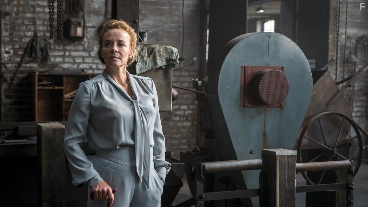 Katja Riemann in Unsere wunderbaren Jahre (2020)