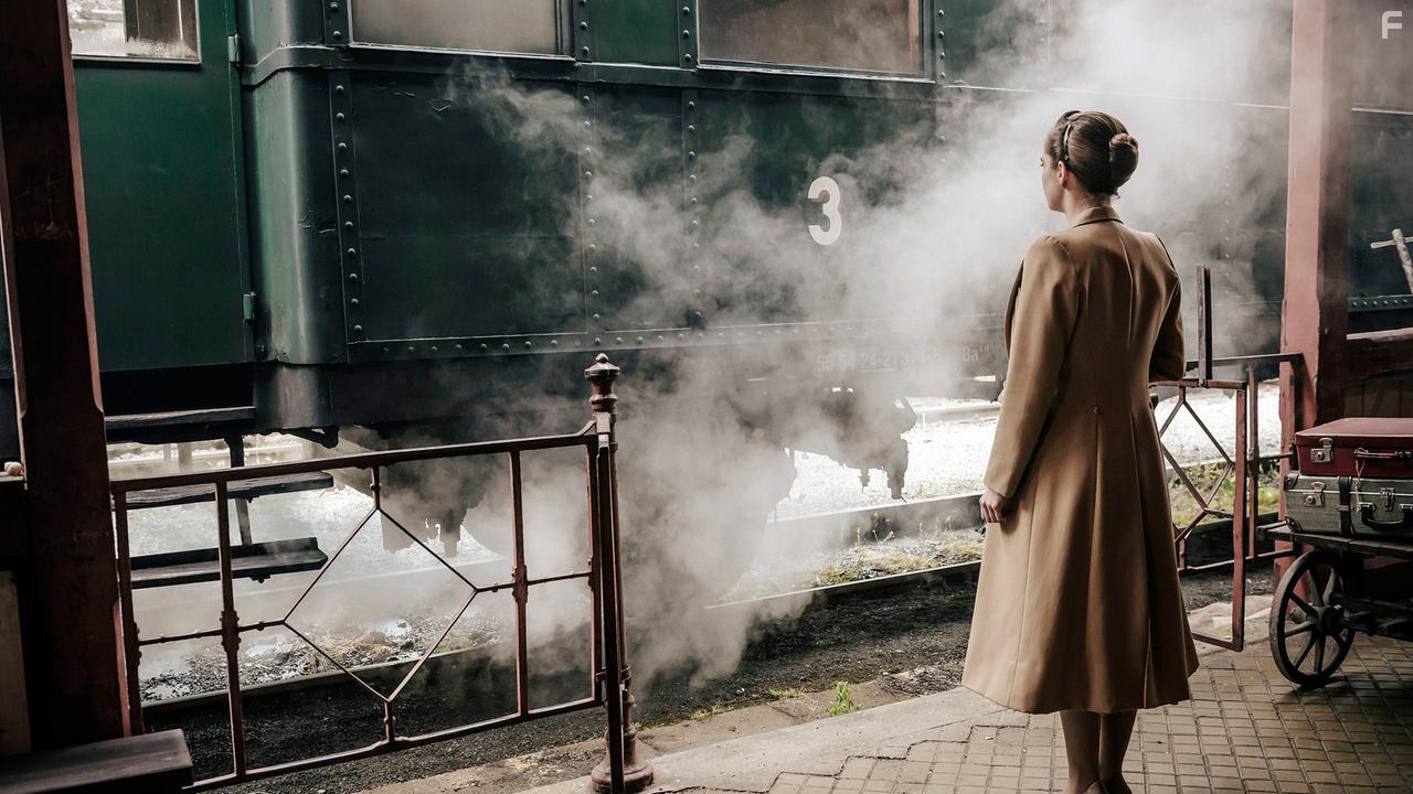 Vanessa Loibl in Unsere wunderbaren Jahre (2020)