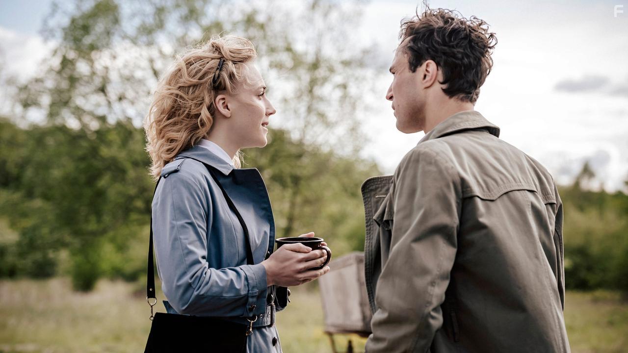 Ludwig Trepte and Elisa Schlott in Unsere wunderbaren Jahre (2020)