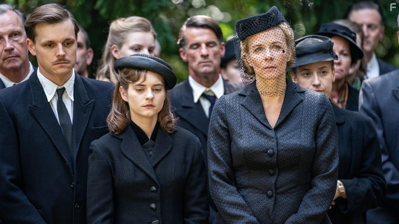 Katja Riemann, Franz Hartwig, and Vanessa Loibl in Unsere wunderbaren Jahre (2020)