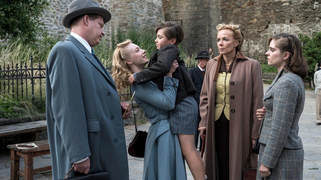 Katja Riemann, Elisa Schlott, Benjamin Hppner, and Vanessa Loibl in Unsere wunderbaren Jahre (2020)