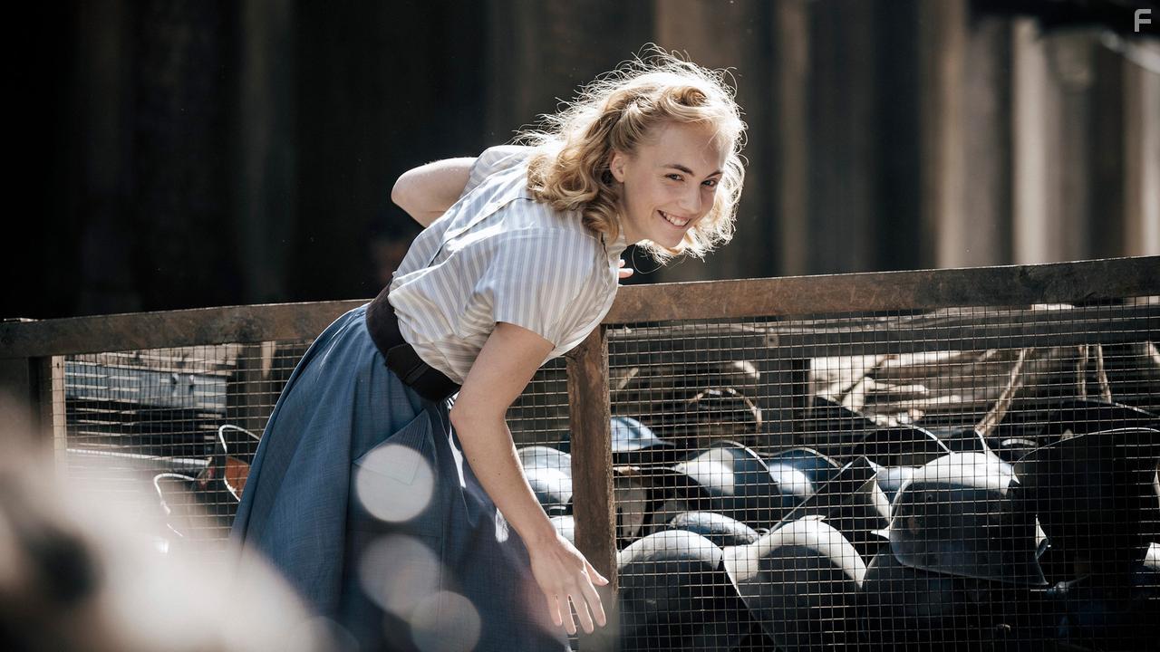 Elisa Schlott in Unsere wunderbaren Jahre (2020)