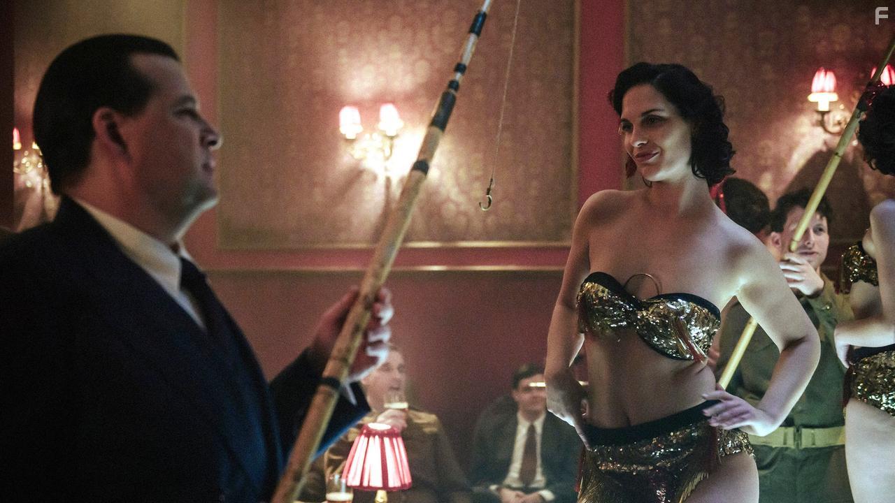 Hans-Jochen Wagner and Clara Groe in Unsere wunderbaren Jahre (2020)