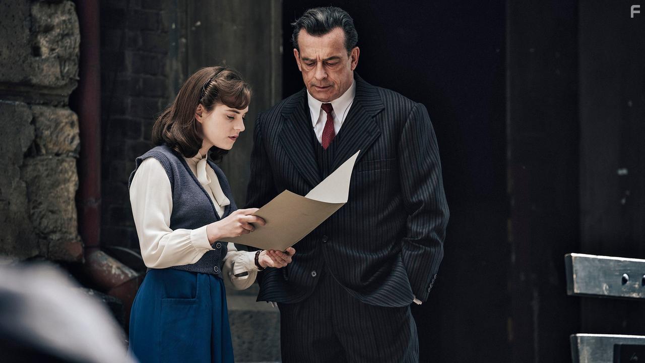 Thomas Sarbacher and Vanessa Loibl in Unsere wunderbaren Jahre (2020)