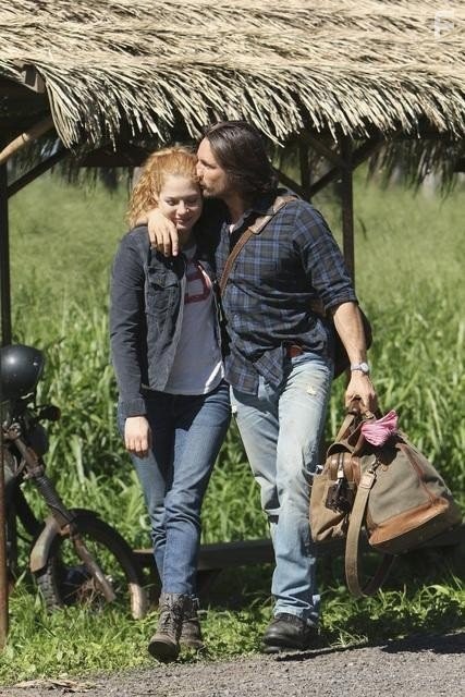 Martin Henderson and Rachelle Lefevre in Без координат (2011)