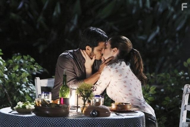 Caroline Dhavernas and Nicholas Gonzalez in Без координат (2011)