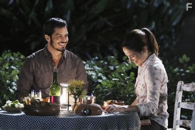 Caroline Dhavernas and Nicholas Gonzalez in Без координат (2011)