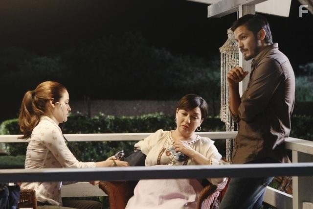 Caroline Dhavernas, Nicholas Gonzalez, and Elizabeth Pena in Без координат (2011)