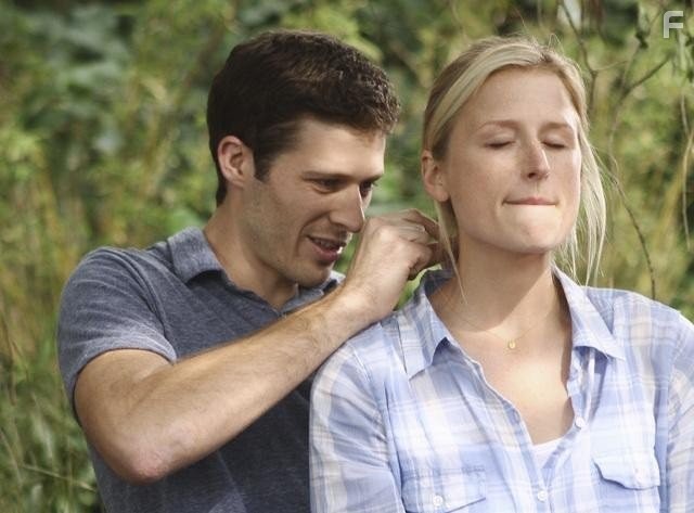 Mamie Gummer and Zach Gilford in Без координат (2011)