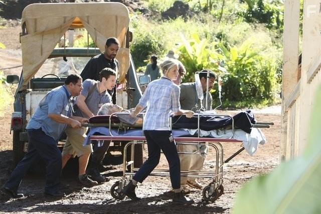 Mamie Gummer and Zach Gilford in Без координат (2011)