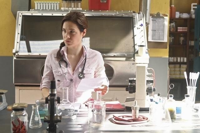 Caroline Dhavernas in Без координат (2011)