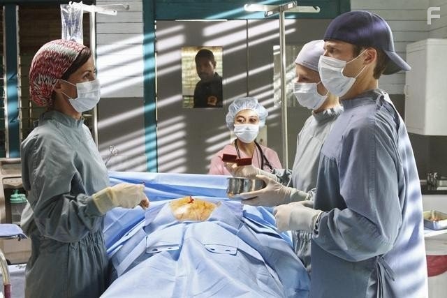 Mamie Gummer, Valerie Cruz, and Zach Gilford in Без координат (2011)