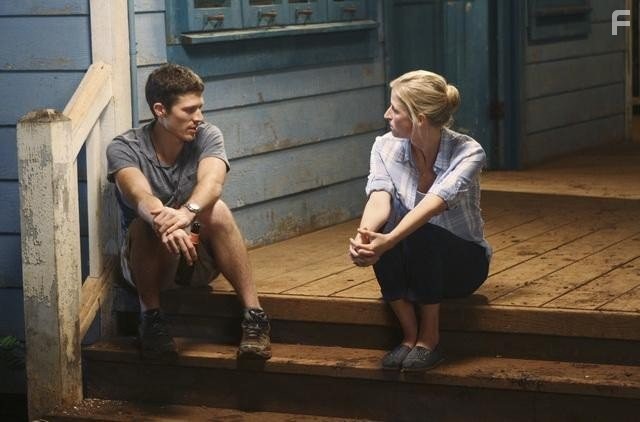 Mamie Gummer and Zach Gilford in Без координат (2011)