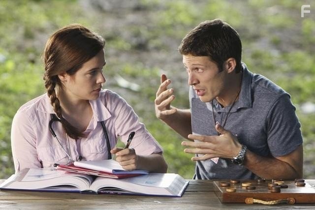Caroline Dhavernas and Zach Gilford in Без координат (2011)