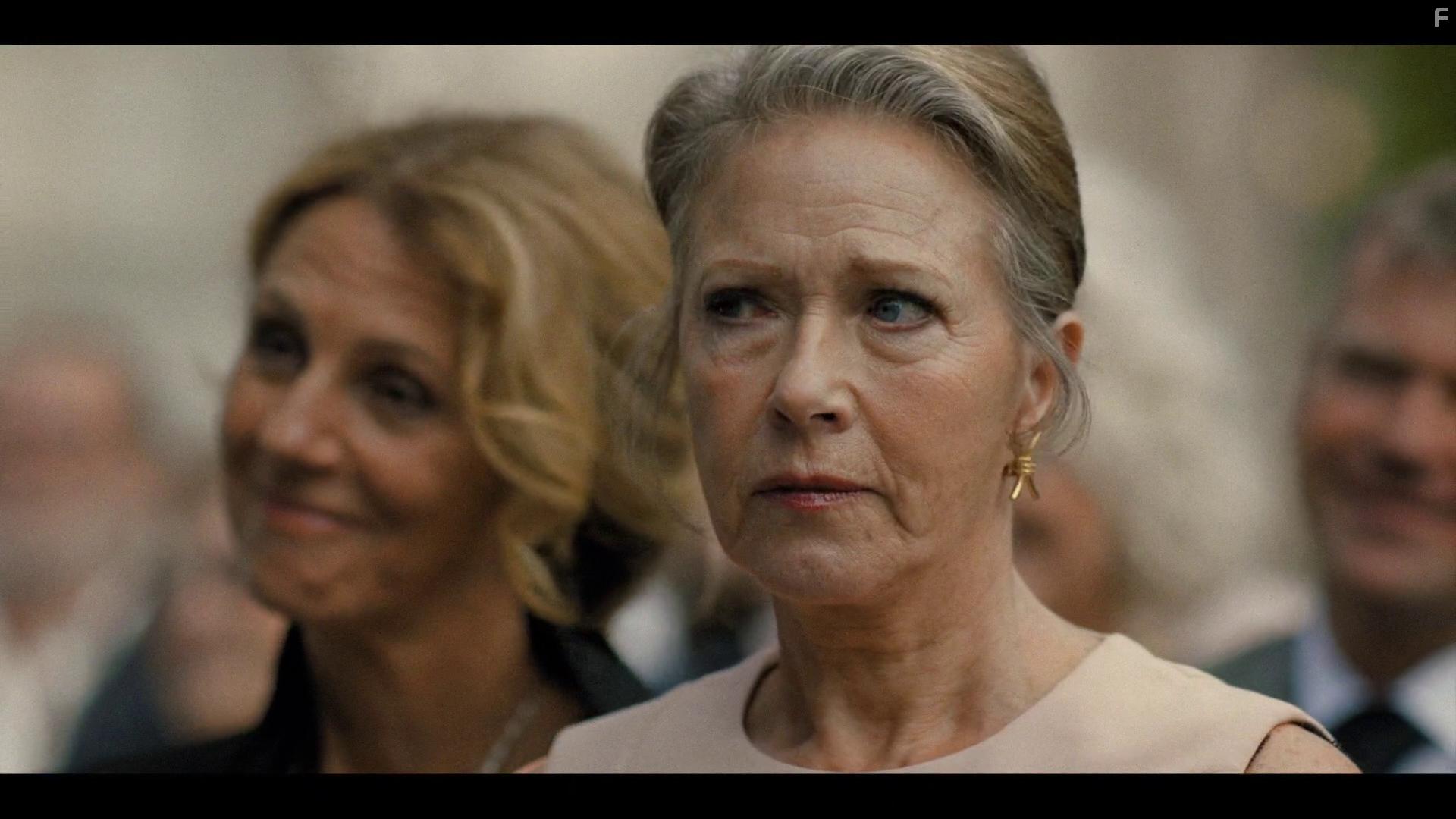 Birthe Neumann and Charlotte Sieling in Happy Ending (2018)