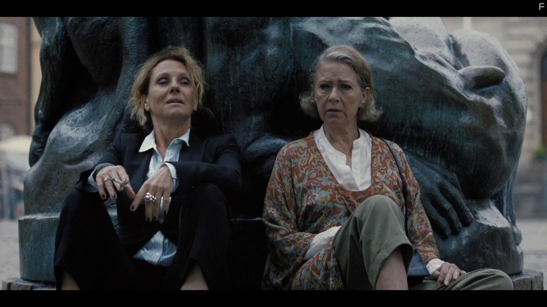 Birthe Neumann and Charlotte Sieling in Happy Ending (2018)