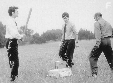 David Herman, Ron Livingston, and Ajay Naidu in Офисное пространство (1999)