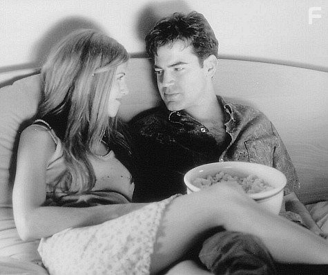 Jennifer Aniston and Ron Livingston in Офисное пространство (1999)