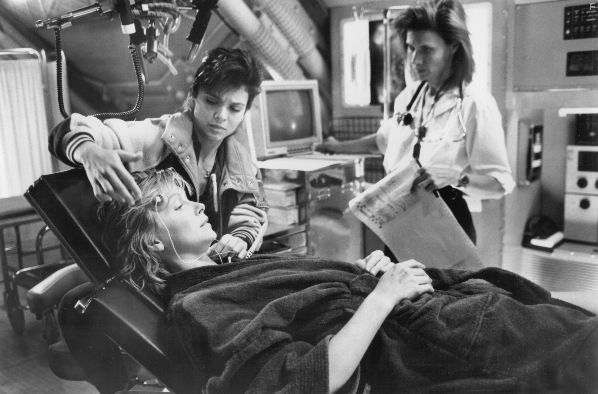 Nia Peeples, Nancy Everhard, and Cindy Pickett in Глубоководная звезда шесть (1989)