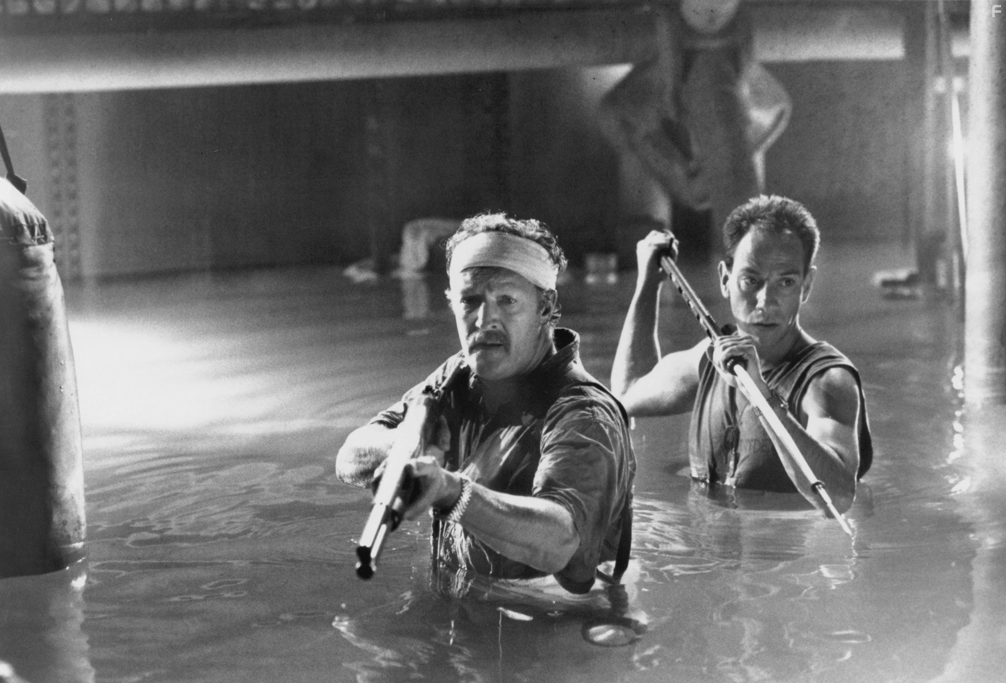 Miguel Ferrer and Marius Weyers in Глубоководная звезда шесть (1989)