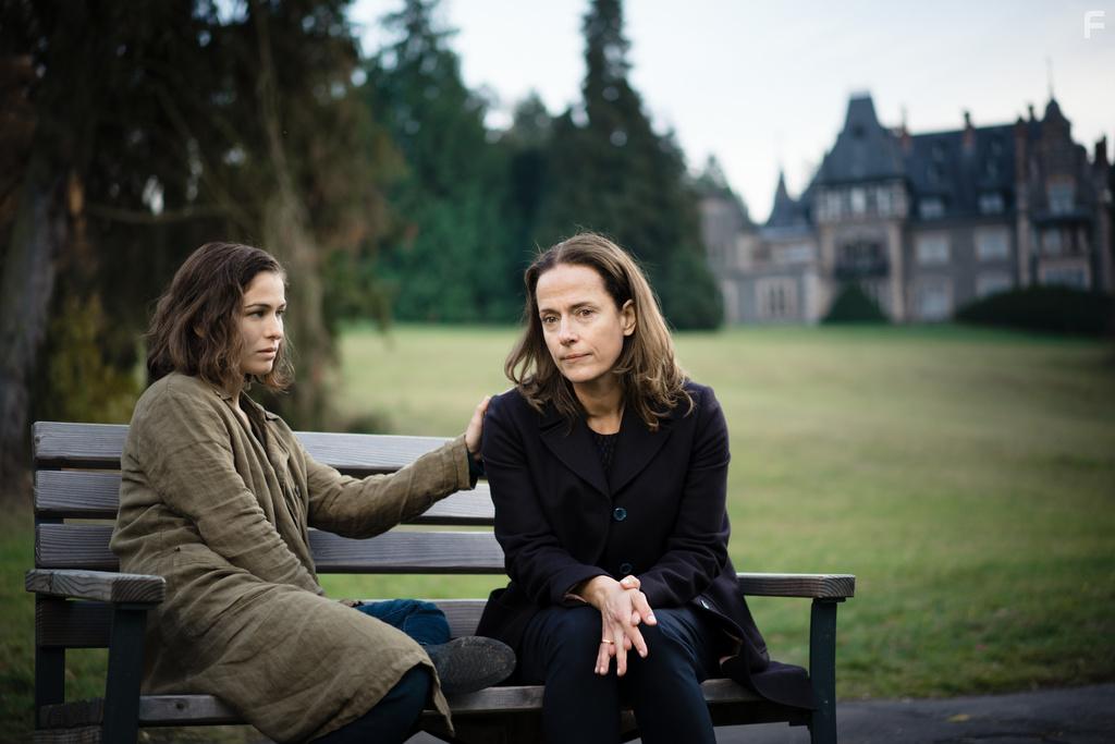 Henriette Confurius and Claudia Michelsen in Die verlorene Tochter (2020)