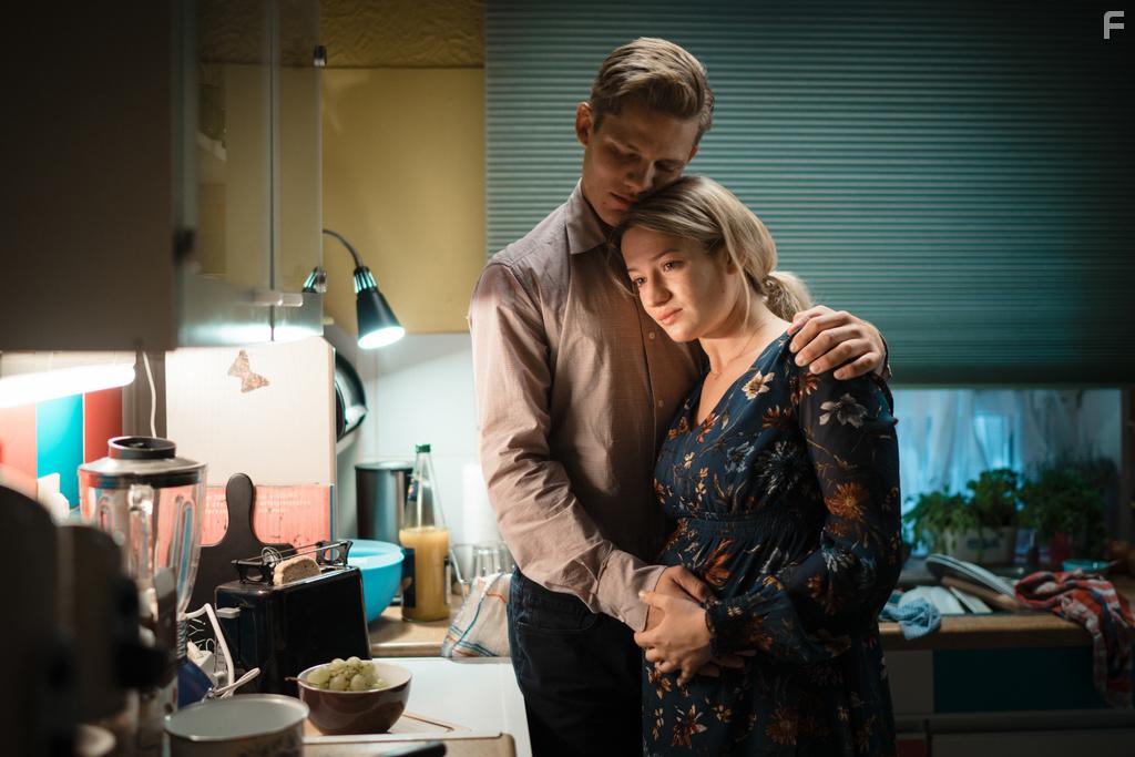 Nina Gummich and Max von der Groeben in Die verlorene Tochter (2020)