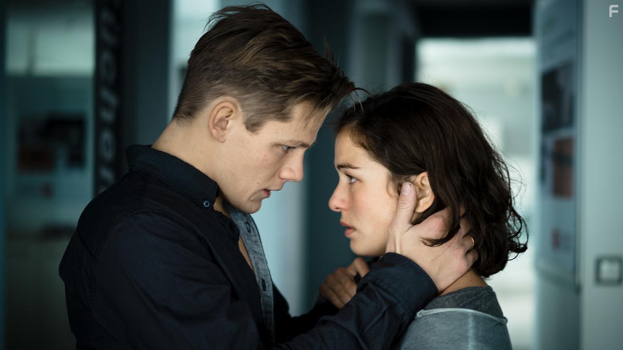 Henriette Confurius and Max von der Groeben in Die verlorene Tochter: Das Irrenhaus, das man Familie nennt (2020)