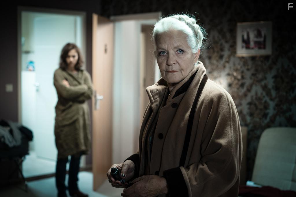 Henriette Confurius and Hildegard Schmahl in Die verlorene Tochter (2020)