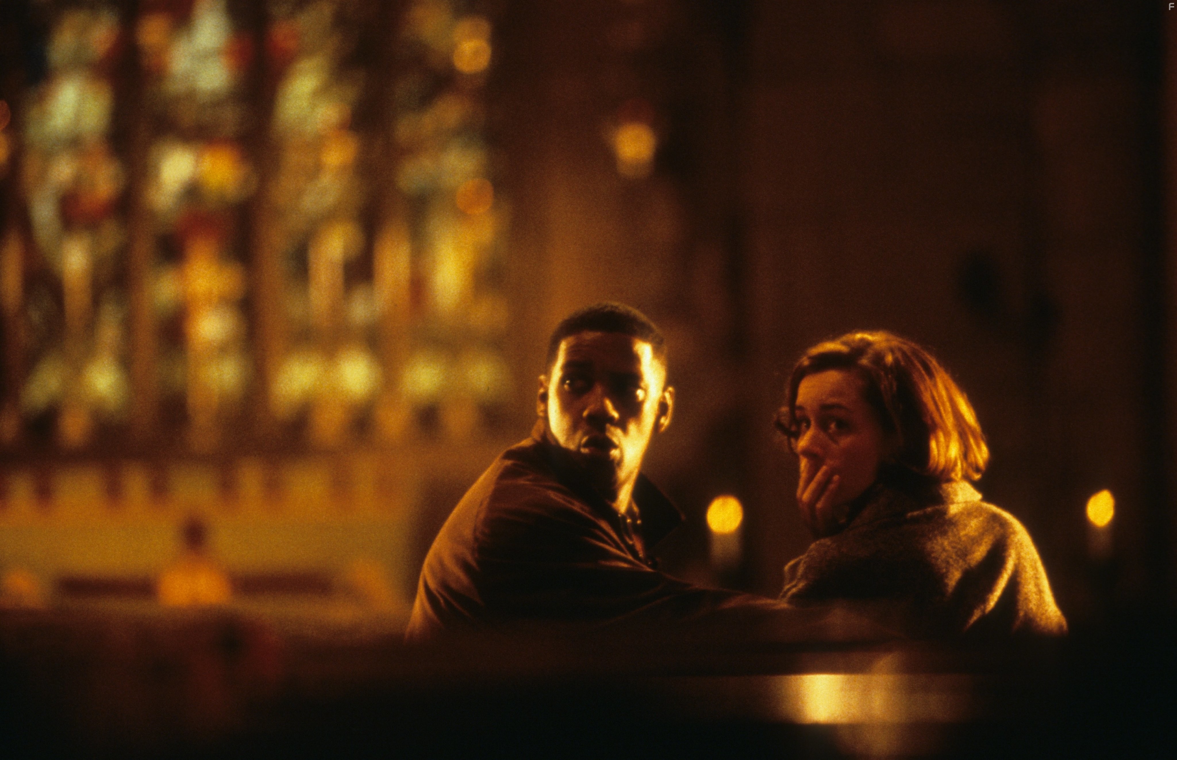 Denzel Washington and Embeth Davidtz in Падший (1998)