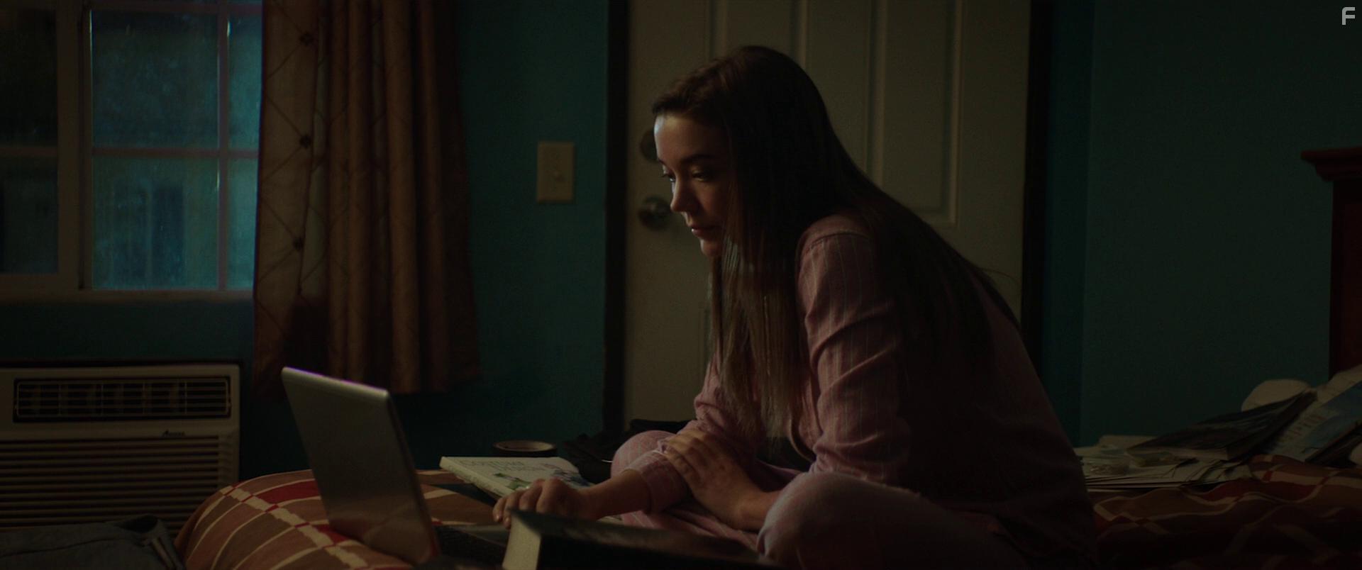 Nicole Brydon Bloom in 1BR (2019)