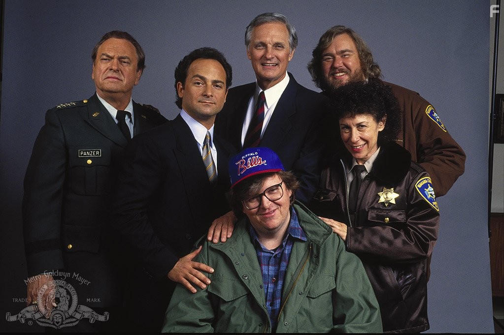 Alan Alda, John Candy, Kevin Pollak, Rip Torn, Michael Moore, and Rhea Perlman in Канадский бекон (1995)
