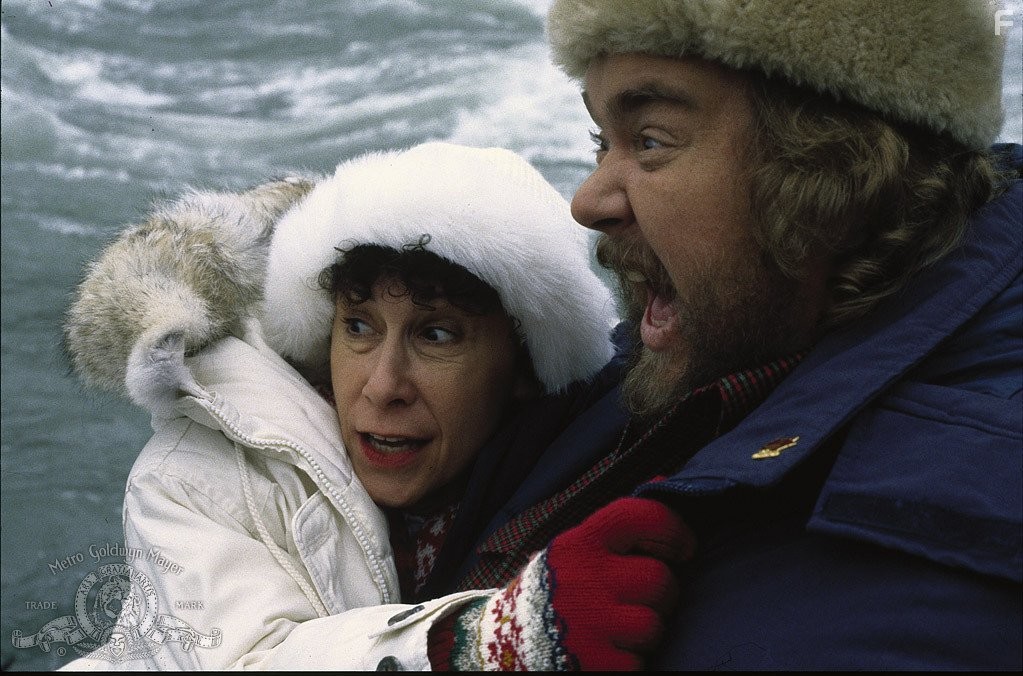 John Candy and Rhea Perlman in Канадский бекон (1995)