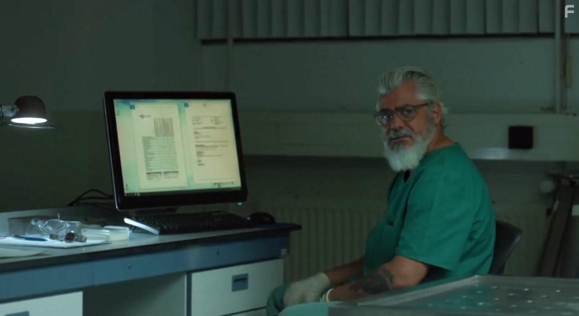 Darrell D'Silva in Van Der Valk (2020)