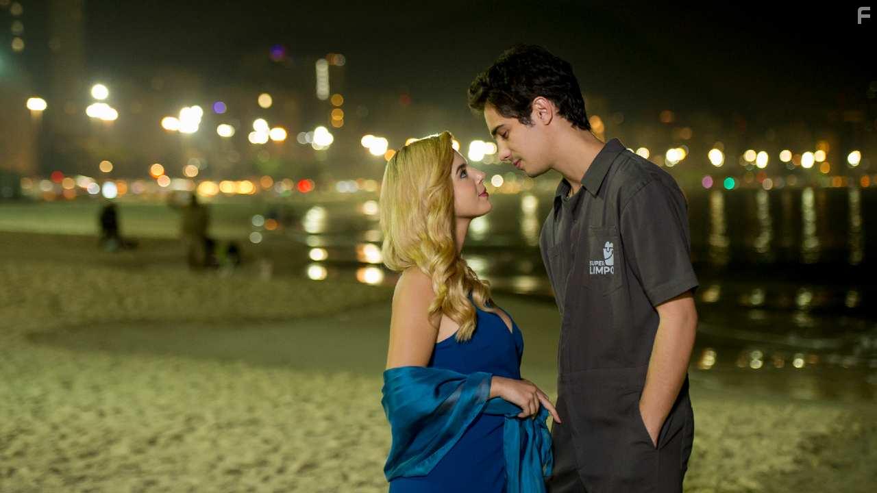 Giovanna Lancellotti and Danilo Mesquita in Ricos de Amor (2020)