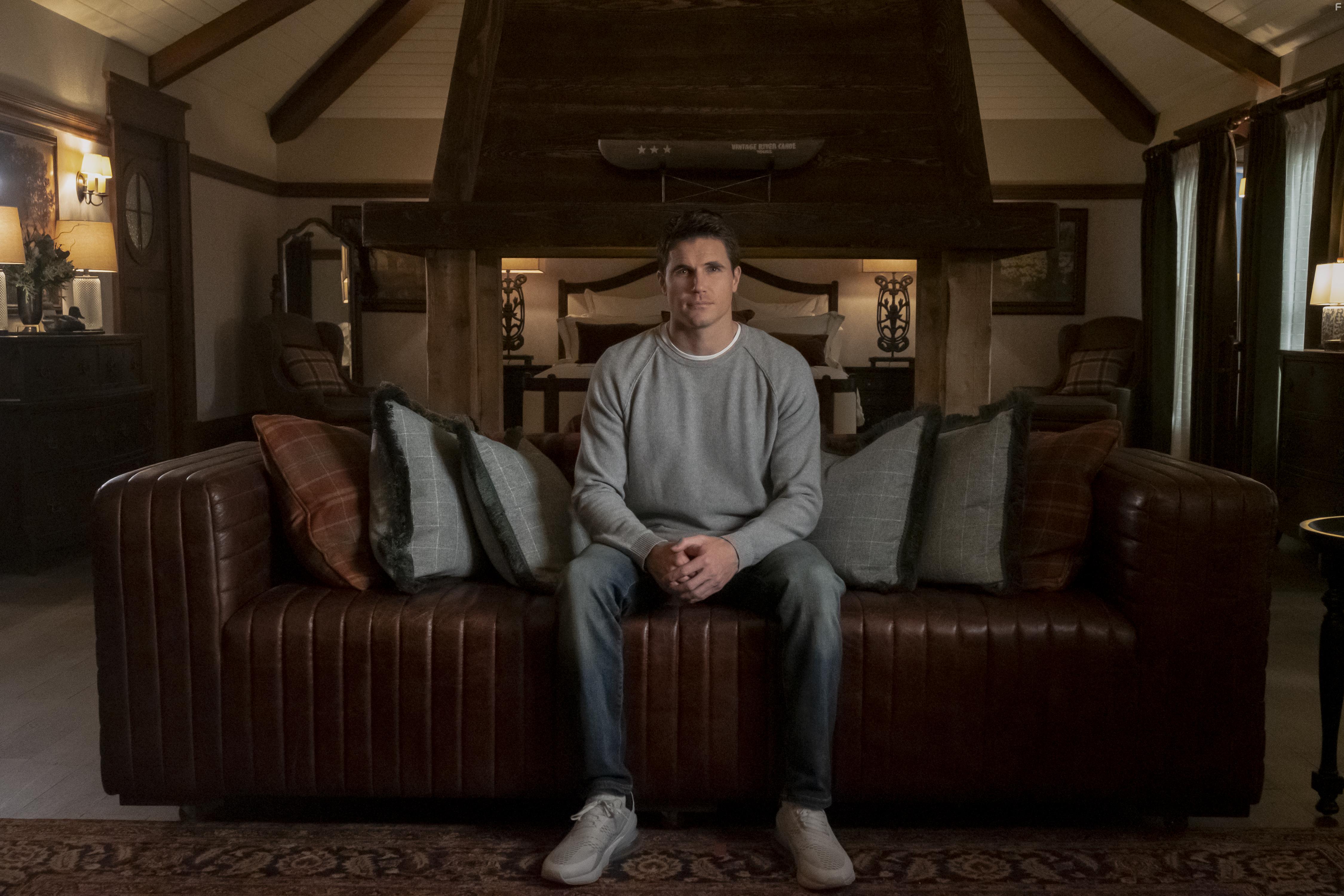 Robbie Amell in Upload (2020)