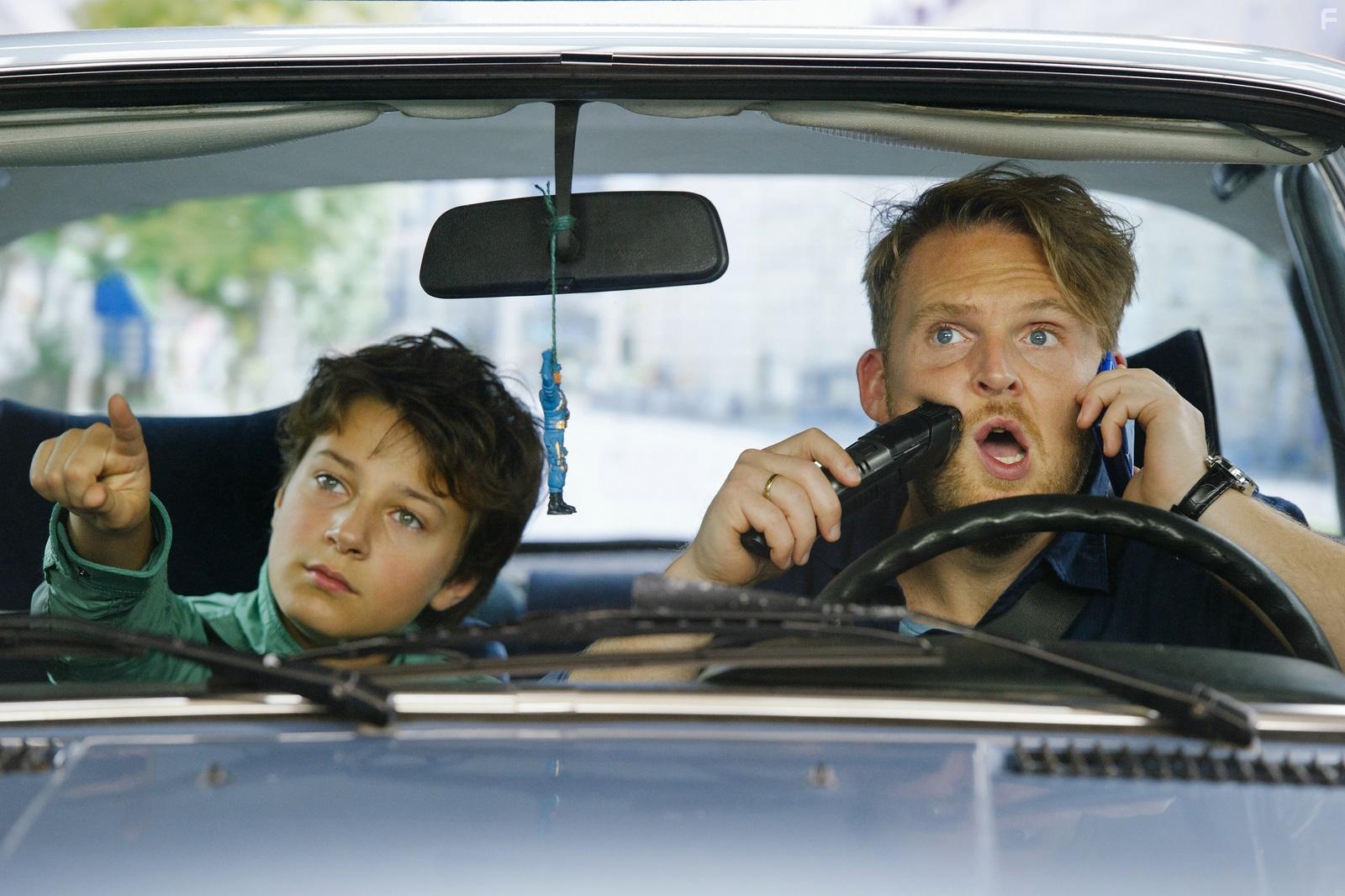 Axel Stein and Oskar Keymer in Hilfe, ich hab meine Lehrerin geschrumpft (2015)