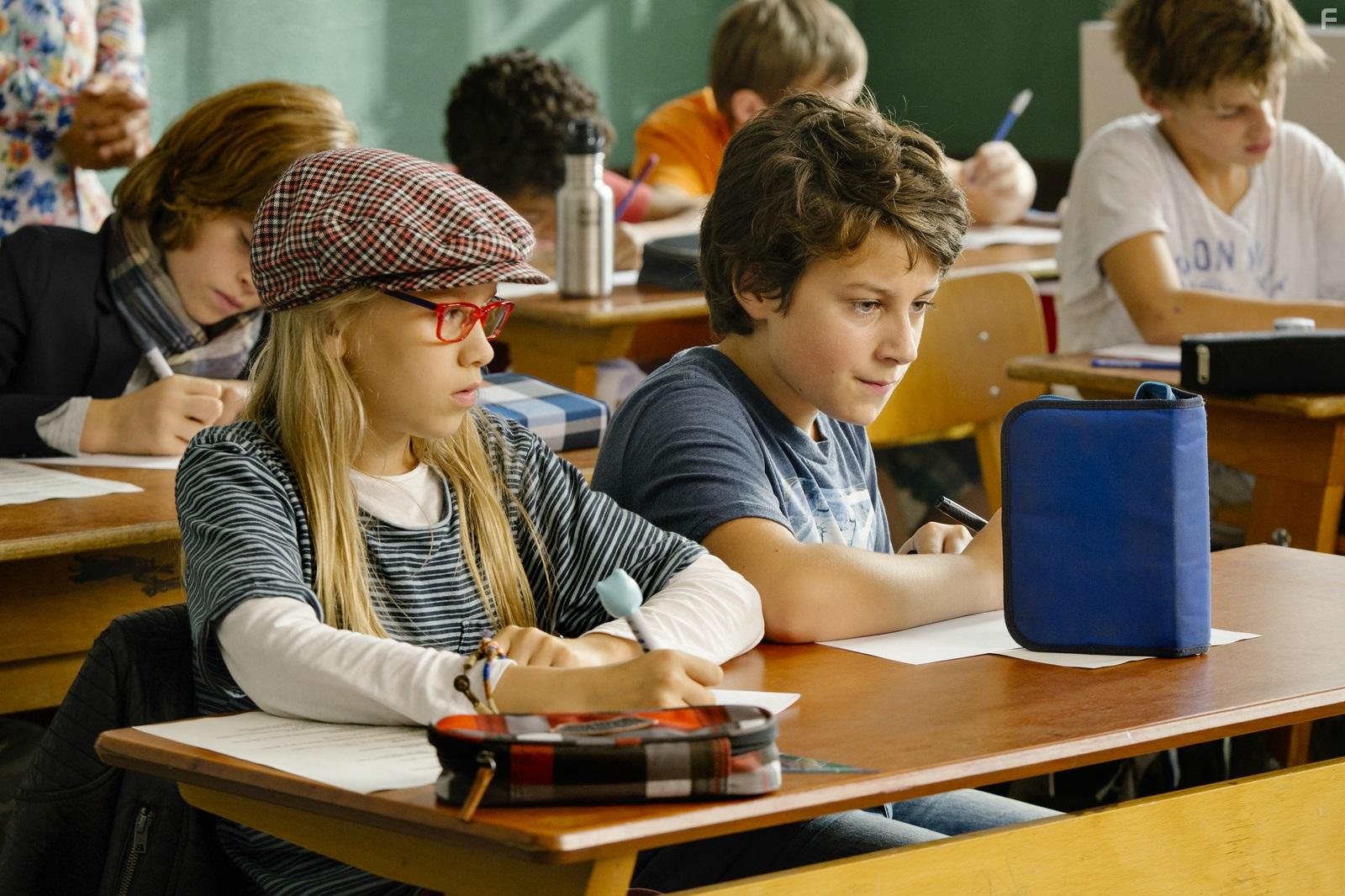 Lina Hesker and Oskar Keymer in Hilfe, ich hab meine Lehrerin geschrumpft (2015)