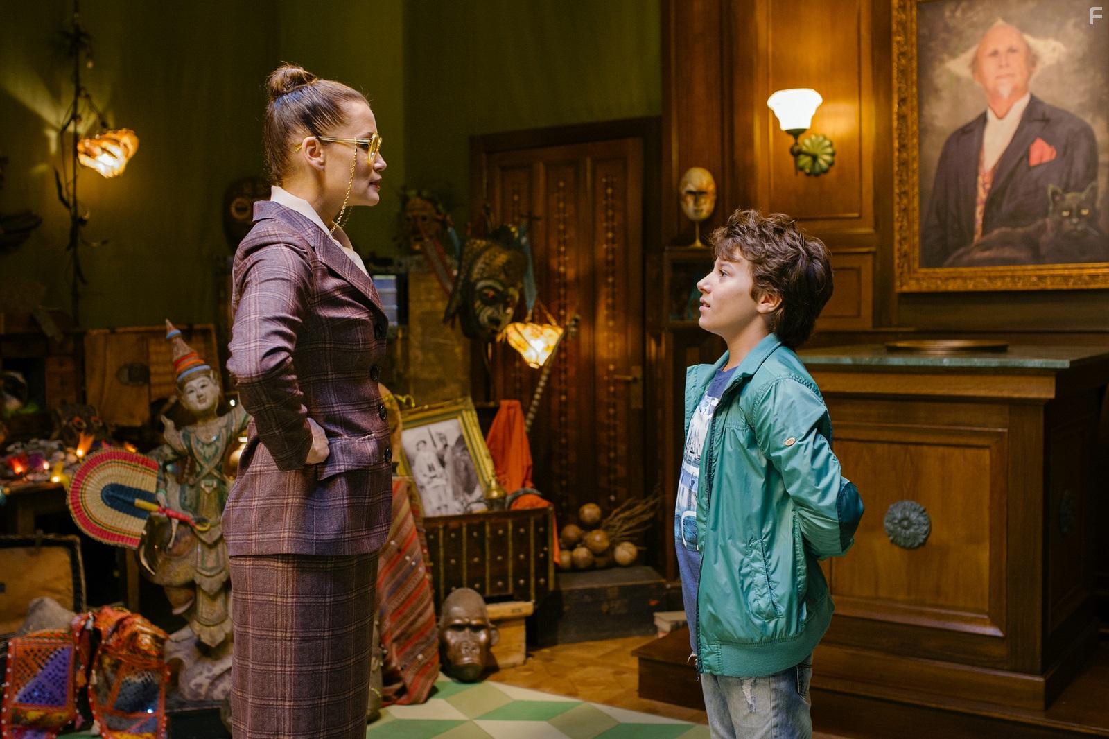 Anja Kling and Oskar Keymer in Hilfe, ich hab meine Lehrerin geschrumpft (2015)