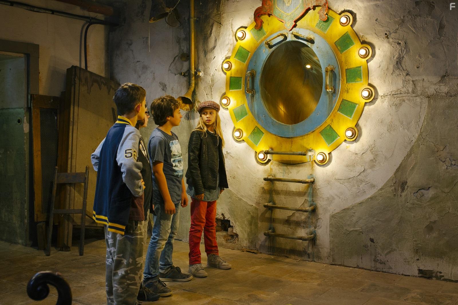 Lina Hesker, Maximilian Ehrenreich, Oskar Keymer, and Eloi Christ in Hilfe, ich hab meine Lehrerin geschrumpft (2015)