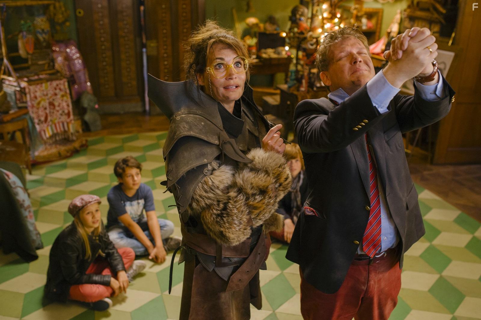 Justus von Dohnnyi, Anja Kling, Georg Sulzer, Lina Hesker, and Oskar Keymer in Hilfe, ich hab meine Lehrerin geschrumpft (2015)