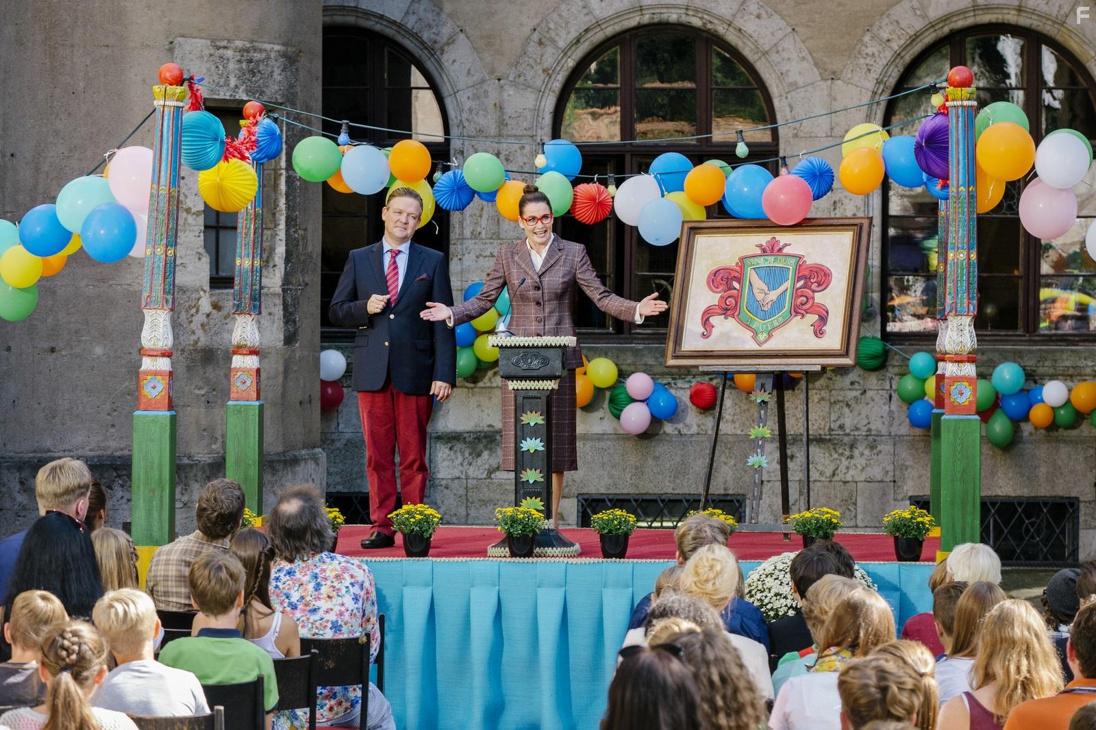 Justus von Dohnnyi and Anja Kling in Hilfe, ich hab meine Lehrerin geschrumpft (2015)