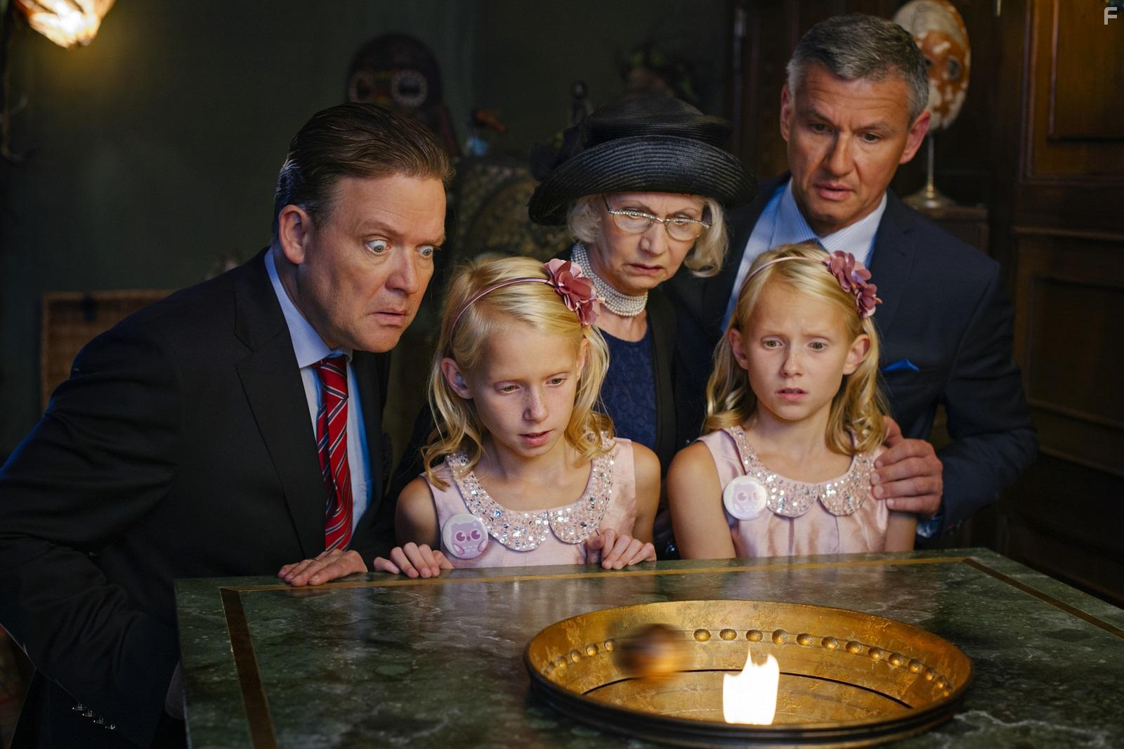 Justus von Dohnnyi, Annika Becker, and Marie Becker in Hilfe, ich hab meine Lehrerin geschrumpft (2015)