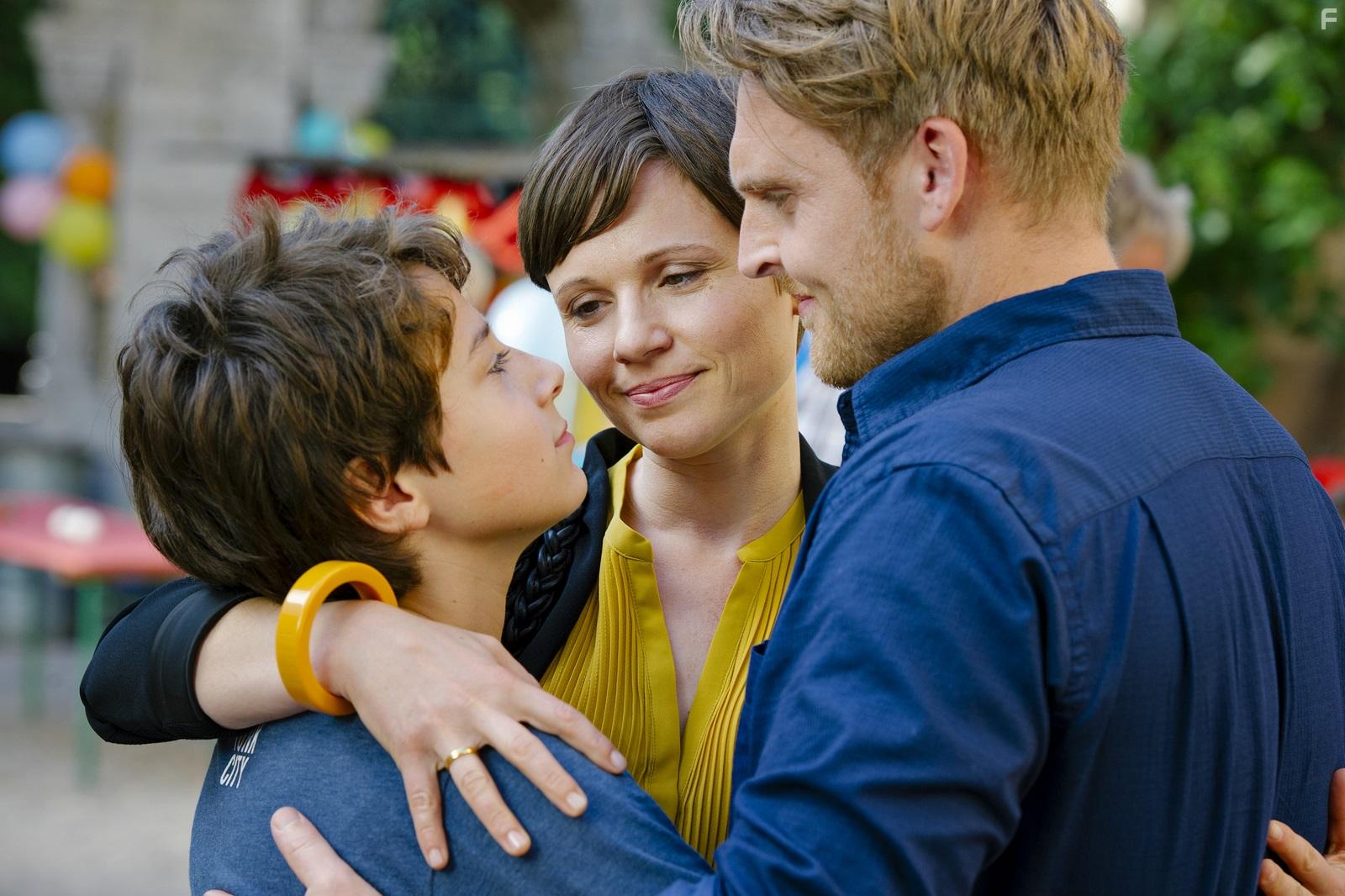 Daniela Preu, Axel Stein, and Oskar Keymer in Hilfe, ich hab meine Lehrerin geschrumpft (2015)