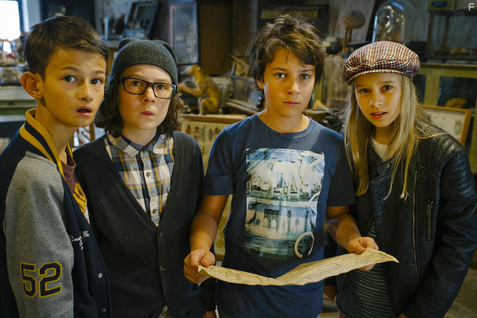 Lina Hesker, Maximilian Ehrenreich, Oskar Keymer, and Eloi Christ in Hilfe, ich hab meine Lehrerin geschrumpft (2015)