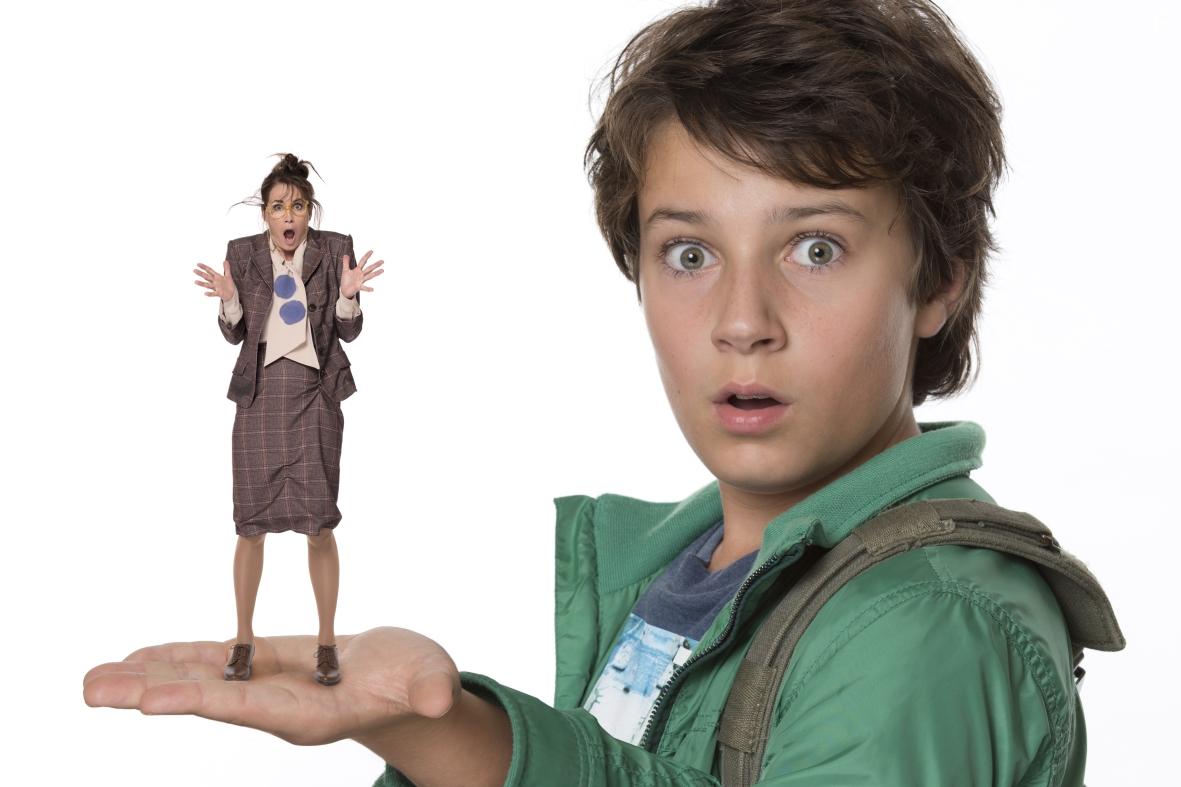 Anja Kling and Oskar Keymer in Hilfe, ich hab meine Lehrerin geschrumpft (2015)