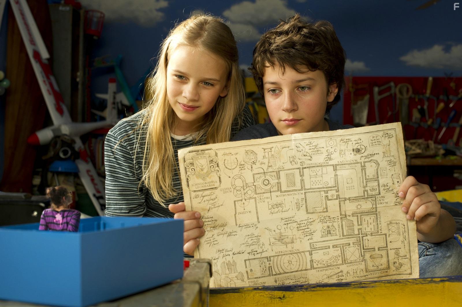 Anja Kling, Lina Hesker, and Oskar Keymer in Hilfe, ich hab meine Lehrerin geschrumpft (2015)