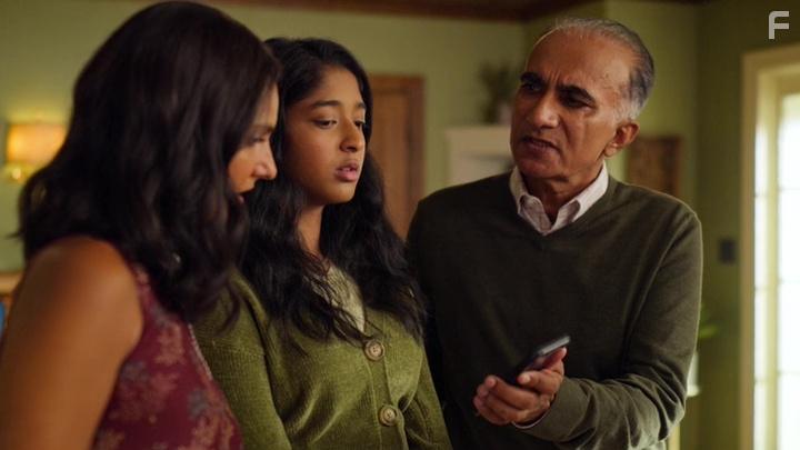 Iqbal Theba, Maitreyi Ramakrishnan, and Poorna Jagannathan in Never Have I Ever (2020)