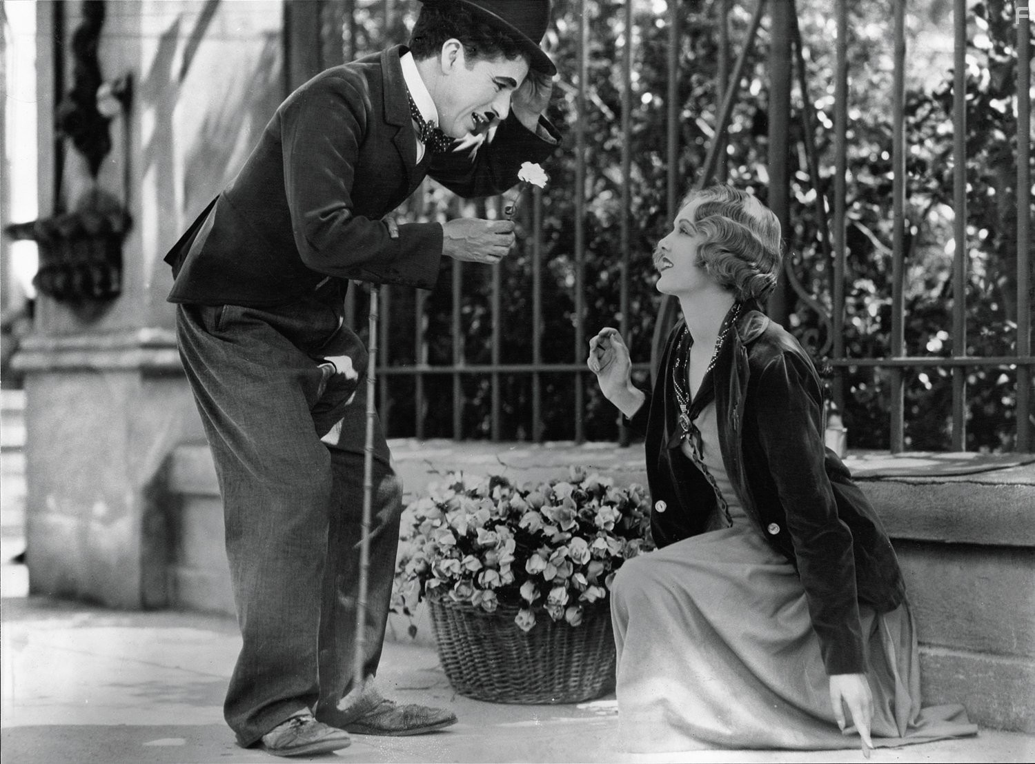 Charles Chaplin and Virginia Cherrill in Огни большого города (1931)
