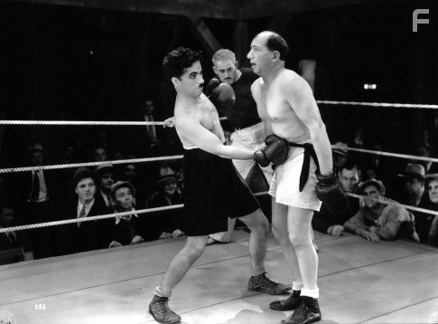 Charles Chaplin and Hank Mann in Огни большого города (1931)